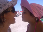 Momentos especiais de m�e e filha na praia de Torres 2011