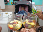 No Villa del Mar, em Atl�ntida, com J�lia ao fundo