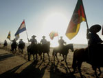 Bandeiras do Brasil, Uruguai, Rio Grande do Sul Santa Catarina e Paran tremulavam no lombo dos cavalos