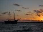 Laura Haddad: "Silhueta do barco P�rola Negra, no p�r-do-sol em S�o Louren�o do Sul"