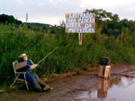 nesta foto vcs veem ele jo�o burac�o ajudando a protestar contra o enorme buraco que surgiu na estrada do walahay depois das chuvas o buraco que era pequeno transformou-se numa cratera