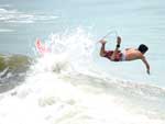 O fotgrafo Ricardo Duarte flagrou o momento do &quot;tombo&quot; de surfista em Atlntida
