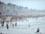 Mesmo com cu parcialmente nublado, veranistas aproveitaram o dia de praia no Litoral Norte