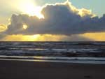 Lourivan de Araujo Souza: "Nascer do Sol do Sol entre as nuvens formando uma bela imagem, parece um drag�o. Foto tirado na praia do Farol de Mostardas"