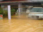 A chuva causou alagamentos e estragos.