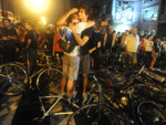 Aps o atropelamento, o motorista fugiu do local. Dezenas de bicicletas foram quebradas.