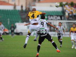 Hber sofre a forte marcao do zegueiro do Tigre