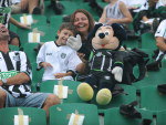 Alegria nas arquibancadas do Sacrpelli. At o Mickey Mouse apareceu pra torcer pelo Alvinegro