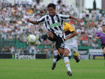 Breitner tenta dominar a bola
