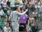 Goleiro Andrey recebe o carto amarelo por reclamao