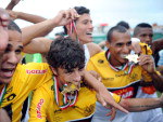 Jogadores do Tigre comemoram na casa do adversrio