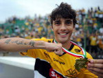 Mika, autor do gol, exibe a tatuagem e a medalha