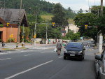Blumenauenses se arriscam fora da faixa enquanto nibus respeitam velocidade  