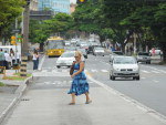Blumenauenses se arriscam fora da faixa enquanto nibus respeitam velocidade  