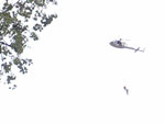 Helicptero da Defesa Civil fez o resgate dos moradores ilhados