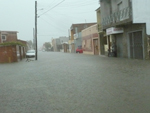 A cidade est ilhada, muitas pessoas ja perderam meis, carros e casas