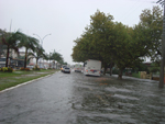 Esta  a situao da Avenida Presidnte Vargas na entrada da cidade de Rio Grande, algumas pessoas colocaram seus veculos sobre o canteiro central na tentativa de no obterem problemas maiores. A chuva que comeou hoje pela manh pegou os riograndinos de surpresa e trouxe muitos transtornos para o trnsito e para quem transitava nas ruas a p