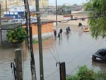 A chuva tambem assola a Cidade de Rio Grande Os moradores improvisaram at um barco e ficam na esquina para avisar os motoristas de um buraco que se formou na via
