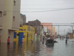 As ruas do centro de Rio Grande ficaram alagadas com a chuva que caiu na manh de quinta-feira, 10 de maro