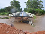 Ponte sobre o Arroio do Pinto, no km 469 da BR-116, teve parte da estrutura levada pela enxurrada no final da manh da quinta-feira, 10 de maro