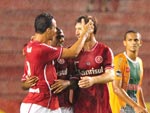 Damio comemora o gol com Rodrigo e Bolatti