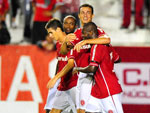 Damio marcou trs gols na partida e comemora com Z Roberto, Oscar e Kleber