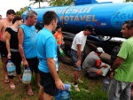 Moradores buscaram gua potvel de caminho-pipa na sexta-feira, 11 de maro, em So Loureno do Sul