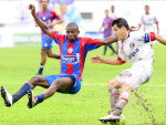 Ramon d um corte e zagueiro do Marclio passa lotado
