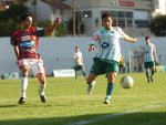Jogador do Metr corre, se esfora mas no chega na bola