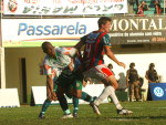 Zagueiro do Concrdia e jogador do Metr se agarram na rea