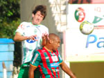 Selmir  disputa bola com zagueiros do Metro