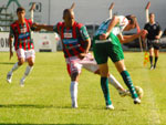 Zagueiro do Metropolitano chuta de bico