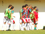 Jogadores comemoram junto ao novo treinador