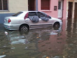 Cidade do Rio Grande, rua Conde de POA, bairro Centro, carro atingido pela enchente sofre pane el�trica e � inundado