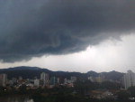 Cu fica escuro na tarde de segunda-feira, em Blumenau
