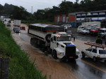 Alagamento no trevo do Celeiro do Vale,  na Br-470