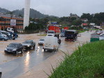 Alagamento no trevo do Celeiro do Vale,  na Br-470