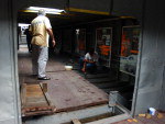 Denncia leva Vigilncia Sanitria, a recolher larvas do mosquito da dengue, em gua parada dentro do Vapor Blumenau I para anlise, em maro de 2010
