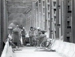 Ponte de Ferro, sendo recuperada para a passagem de veculos, em maro de 1991
