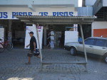 Na Rua Albano Schimidt, a estrutura do ponto de nibus est danificada e o abrigo parece prestes a cair