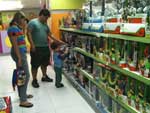 Loja de brinquedos aberta tambm teve movimento na quinta-feira, 21 de abril
