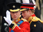 Prncipe William e o irmo Harry chegam  Abadia de Westminster