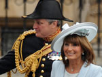 Me de Kate, Carole Middleton, na entrada da Abadia de Westminster