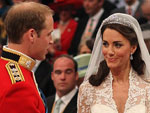 Prncipe William coloca a aliana no dedo de Kate