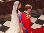 Casal na sada da Abadia de Westminster