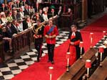 Prncipe William entra na Abadia com o irmo, Harry