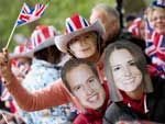 Pblico usou mscaras de William e Kate antes da cerimnia