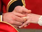 Detalhe do momento em que William coloca a aliana do dedo de Kate
