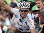 Vencedor do UCI World Tour, Alexandre Vinokourov cruza a linha de chegada