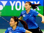Em um movimento quase coreogrfico, as coreanas Jung Kyung Eun e Kim Ha Na buscam a bola no Yonex-Sunrise India Open Superseries 2011 de badminton